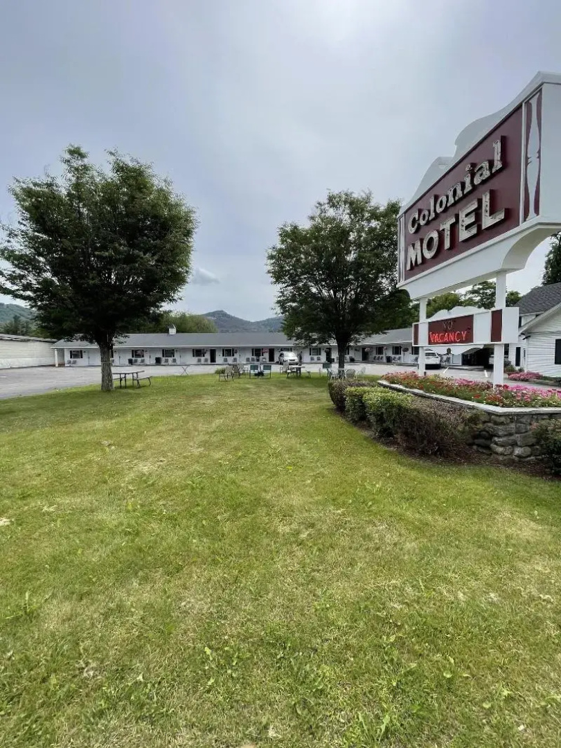 Colonial Motel