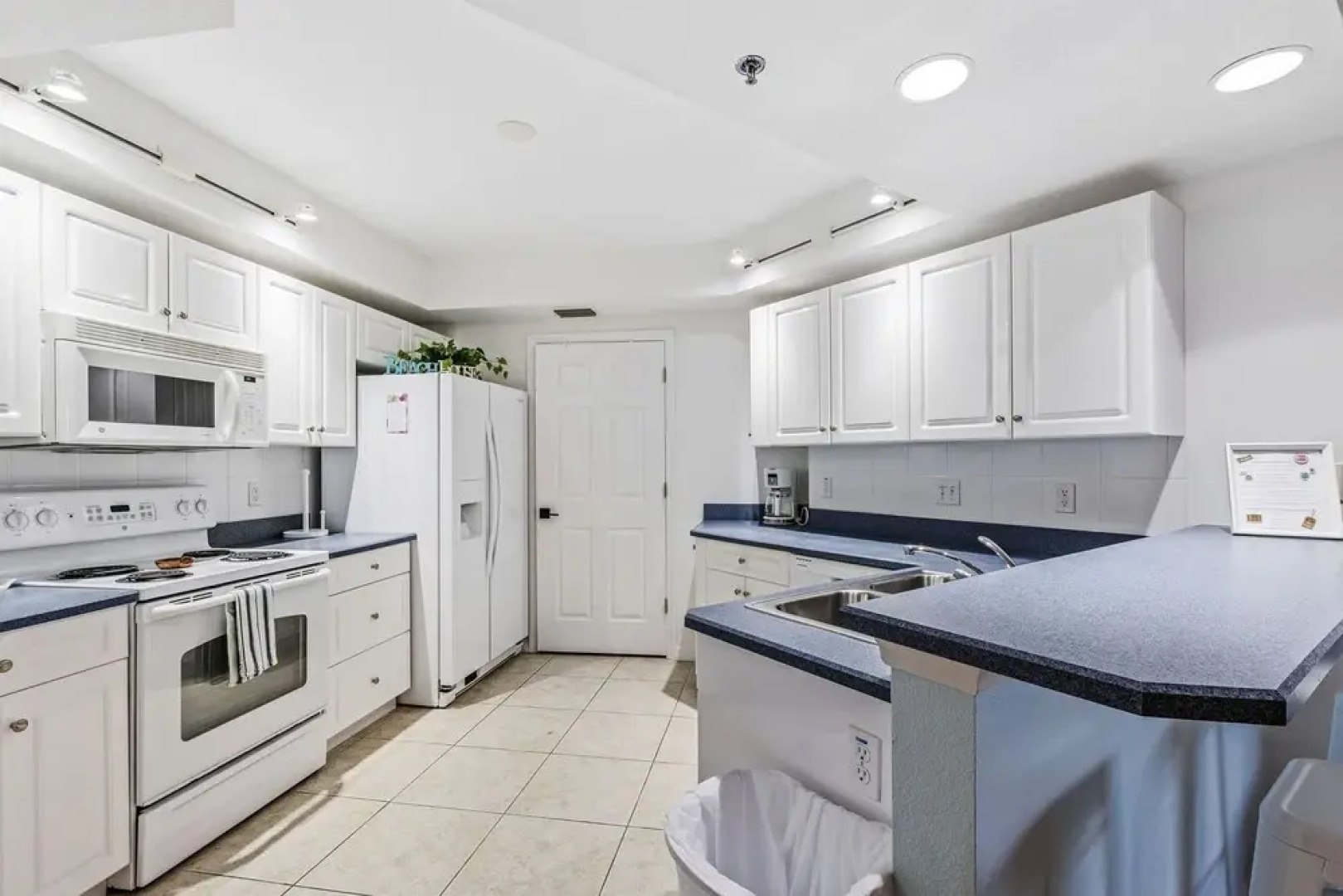 Come Drift Away in This Gorgeous Coastal Themed 3bed 2 Bath Condo Ow9-302