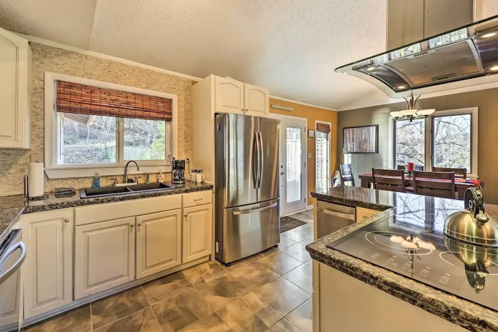 Holiday Island Home: Hot Tub & Wood Stove!