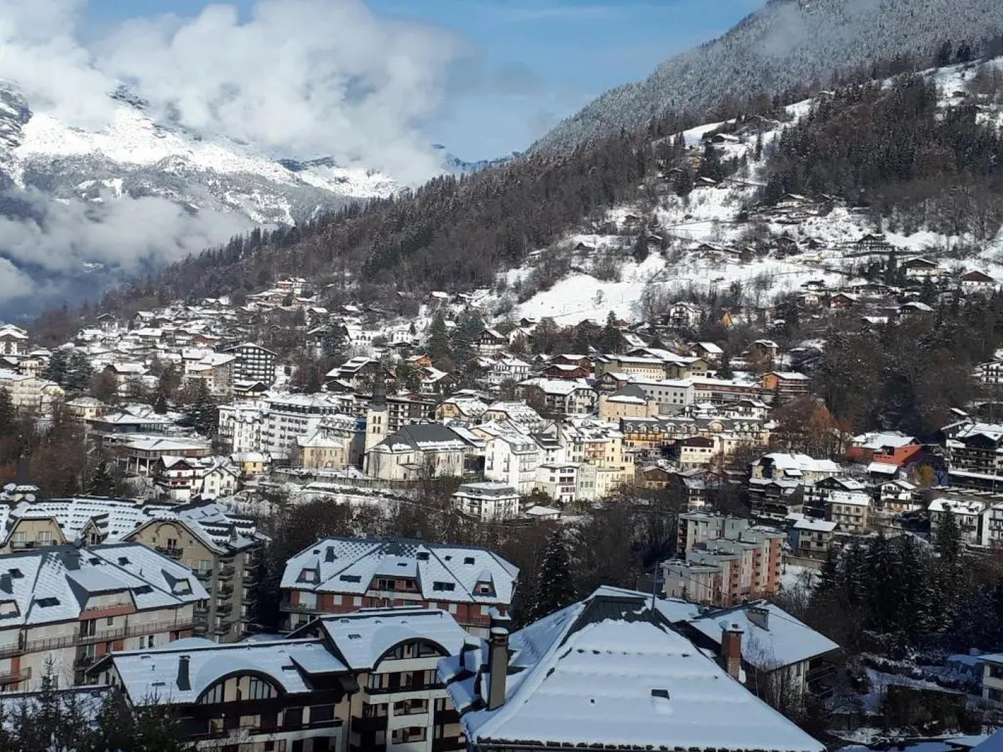 Duplex 6-8 pers, avec garage, WIFI, calme, proche des pistes, top équipé et linges fournis, vue magnifique