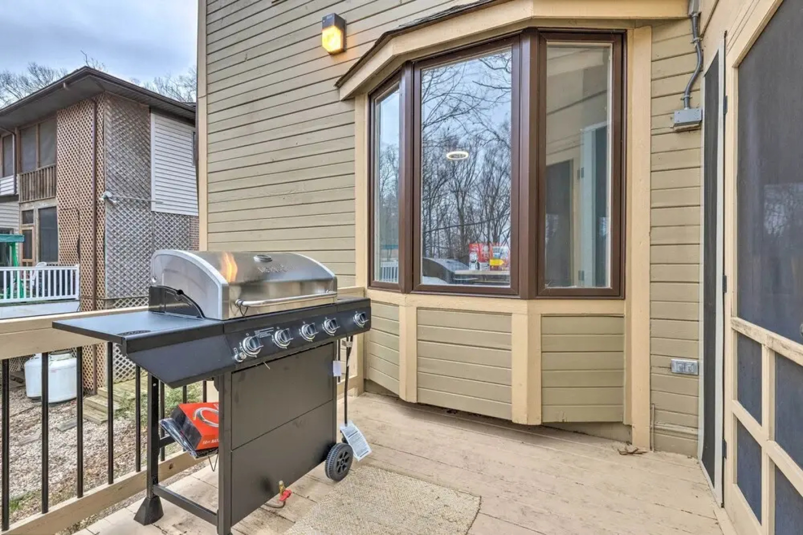 Modern Home: Deck, Bbq, Games, Fire Pit, & More!