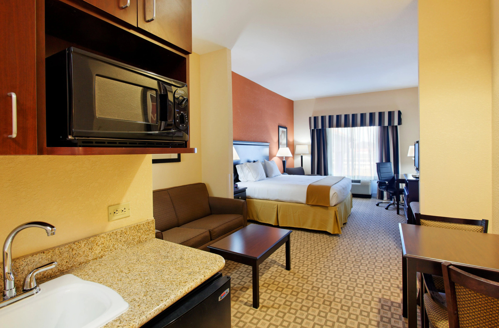 Holiday Inn Express Hotel & Suites Talladega by IHG