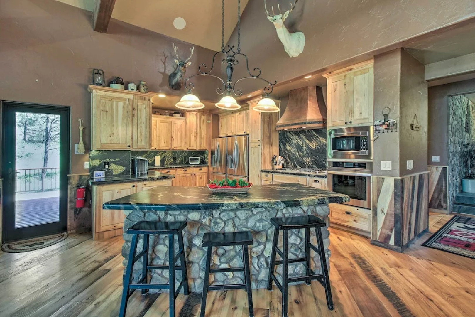 Outdoor Fireplace, Gas Grill: Luxe Heber Cabin!
