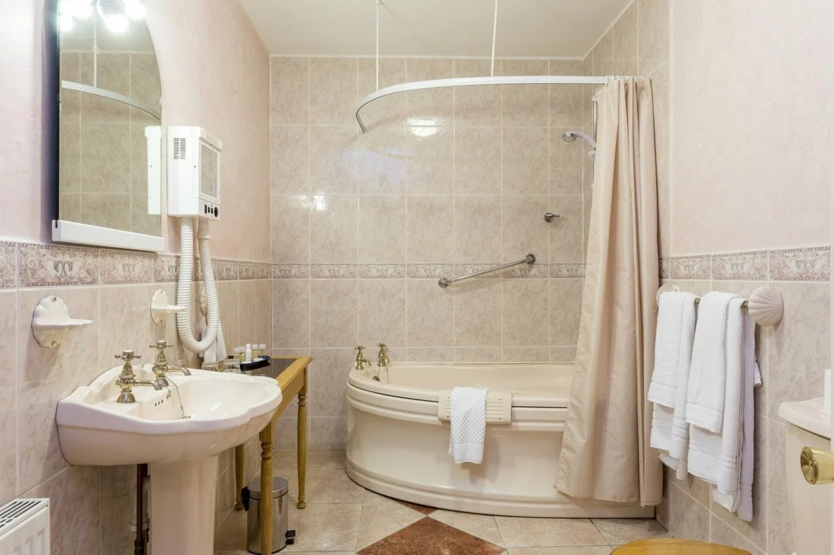 The Cedar Lodge Hotel and Restaurant