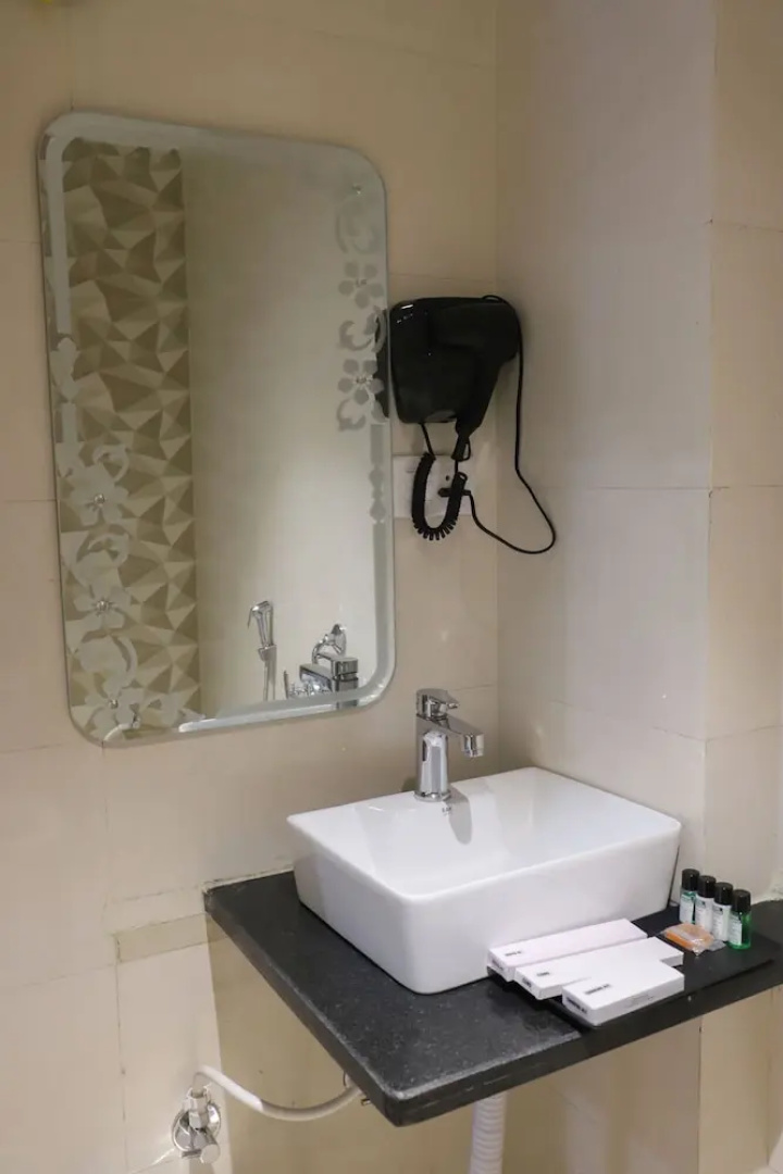 Hotel Gulmohar Plaza By Auroville Ent