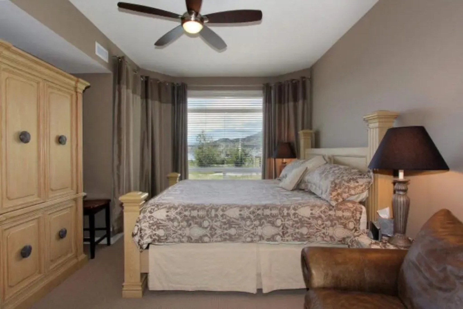 Discovery Bay Resort by Kelowna Resort Acc. - 80+ suites available