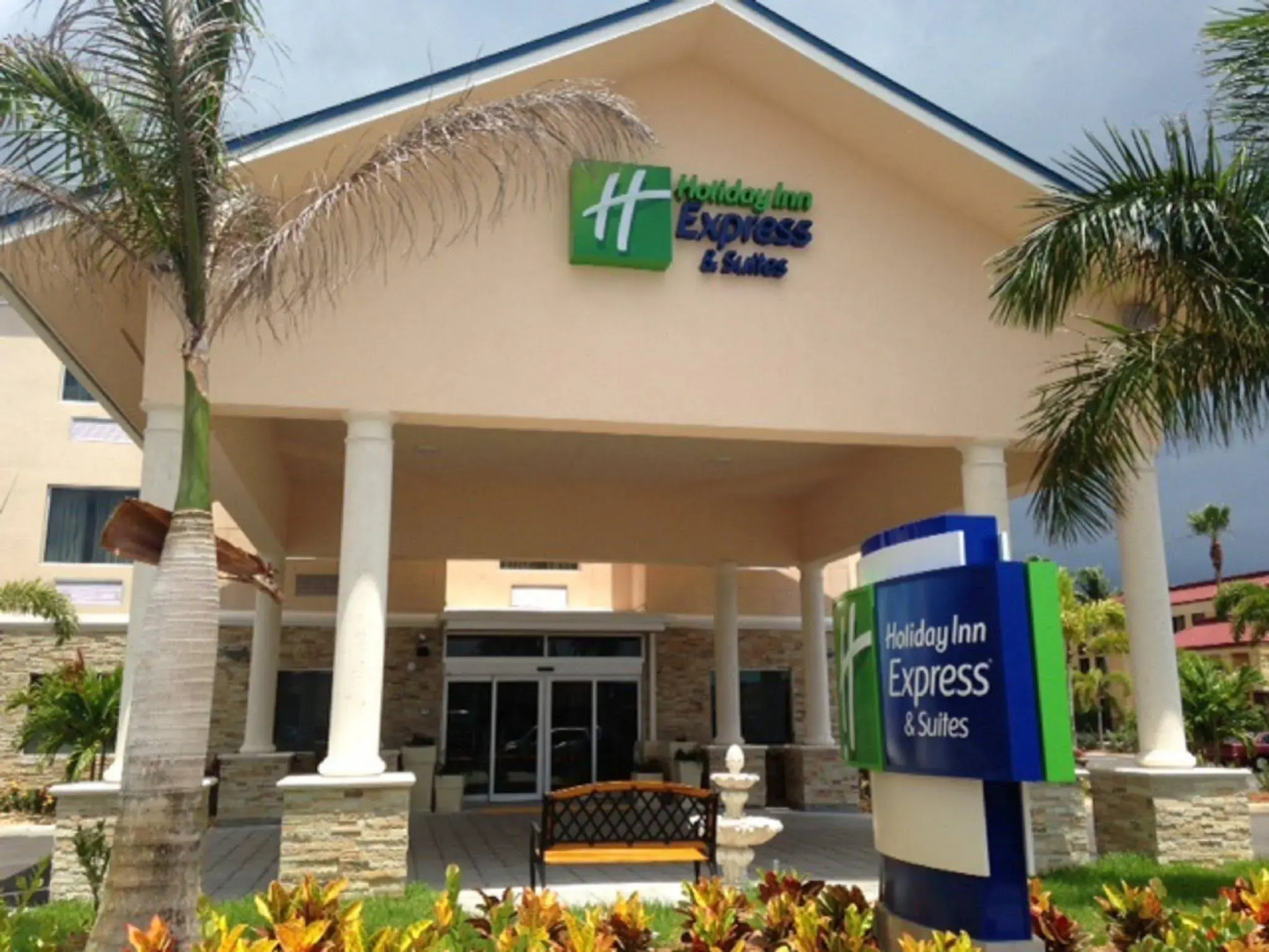Holiday Inn Express & Suites Lantana by IHG