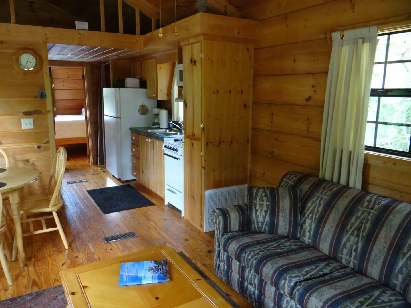 Engadine Inn & Cabins