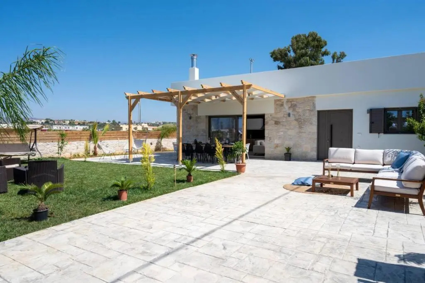 Villa 400 m from the beach 12 to 16 pers 2 pools