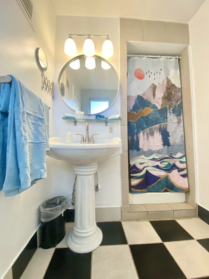 Bluebird Day Inn & Suites