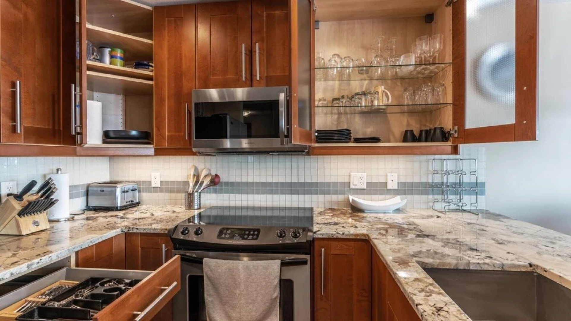 Raven's Nest - Luxury Pet Friendly Condo w/ Private Hot Tub & Mountain Views
