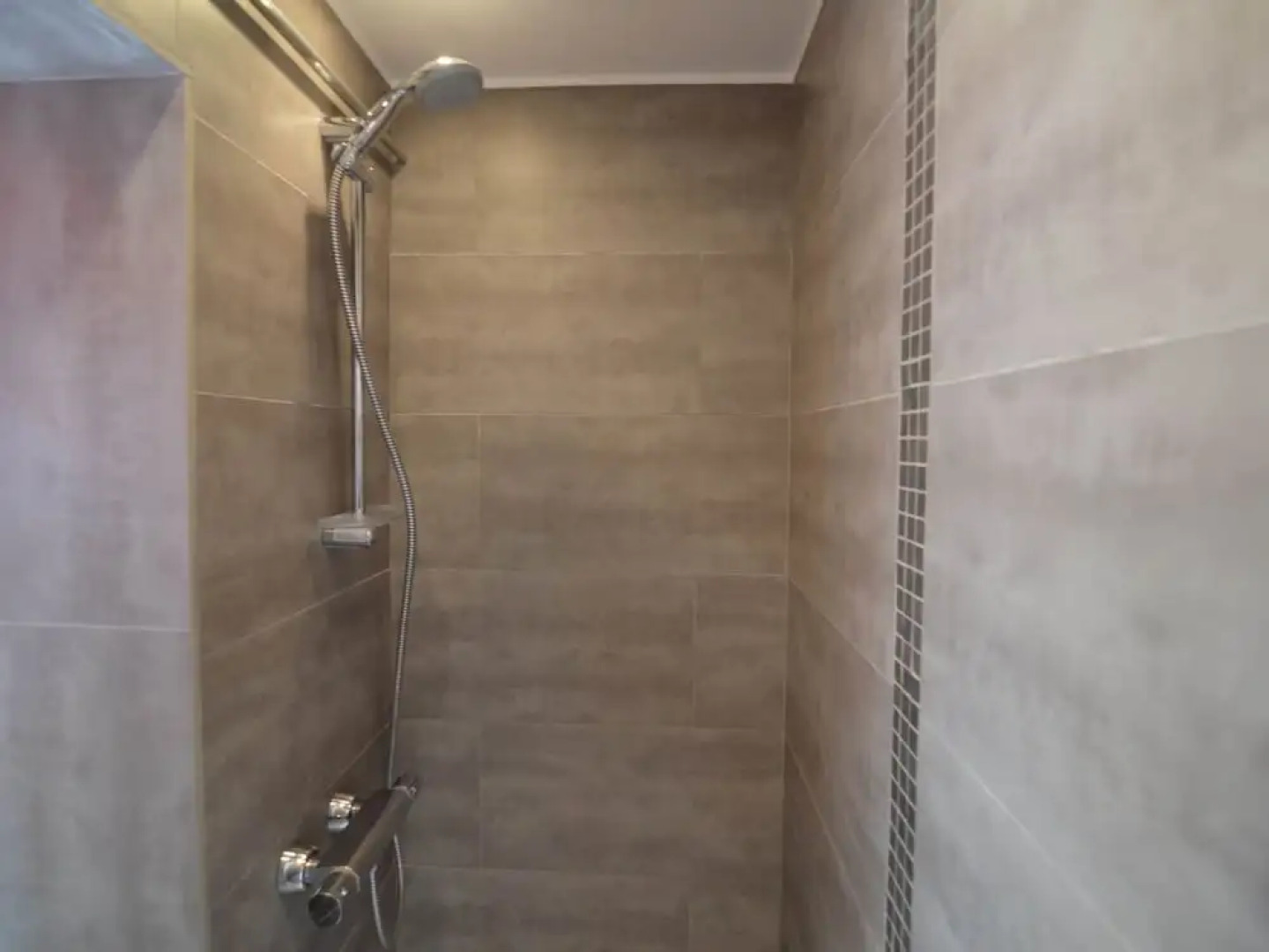 Hillside Retreat With Pond