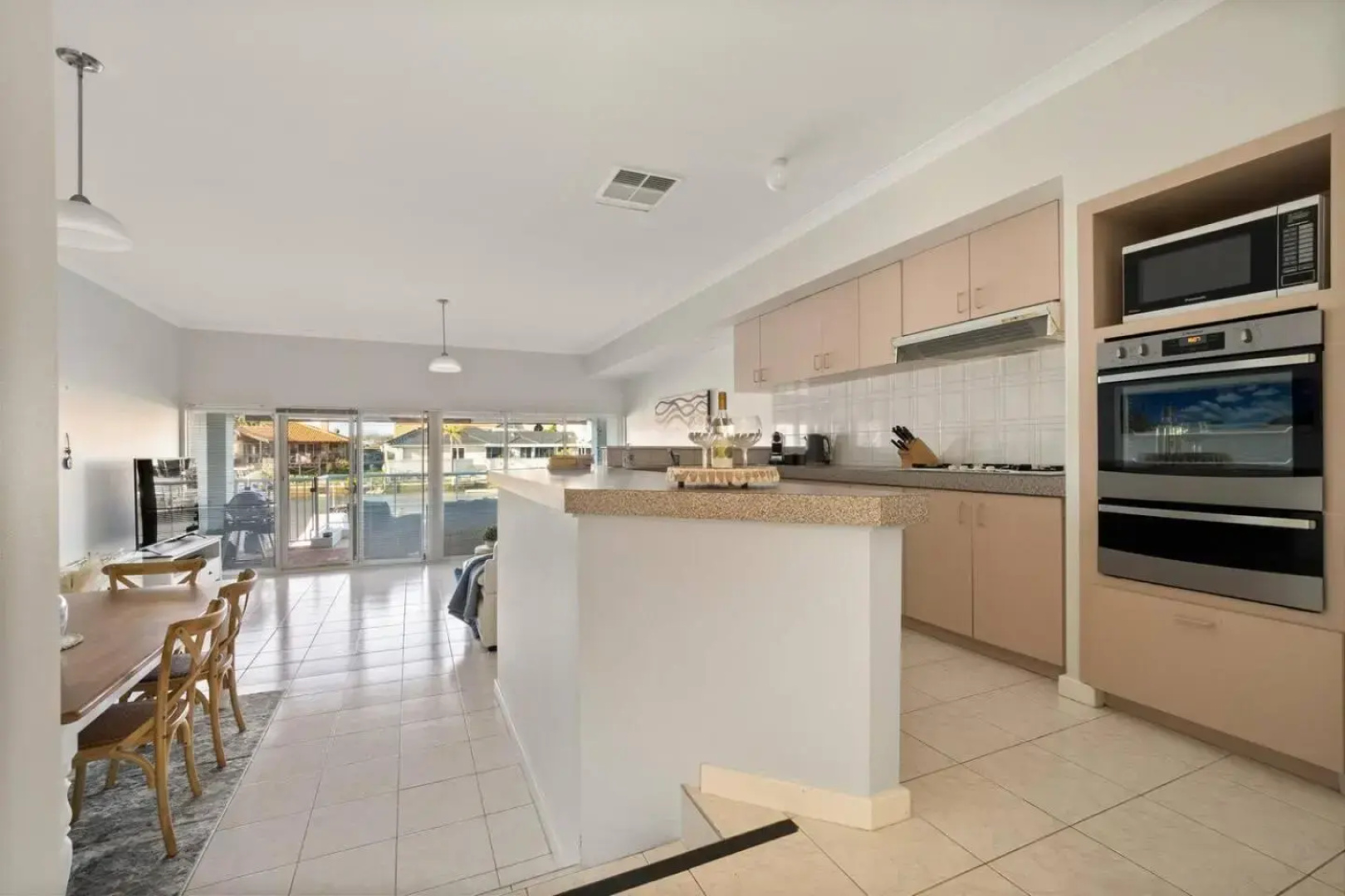 Canal Home -Close to Beach and City Centre
