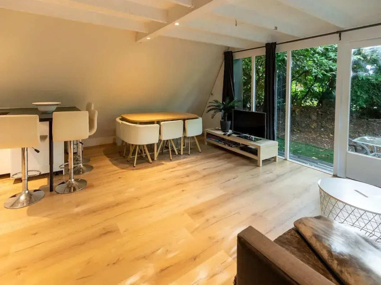 Lanaken Lakeside Cabin Stay