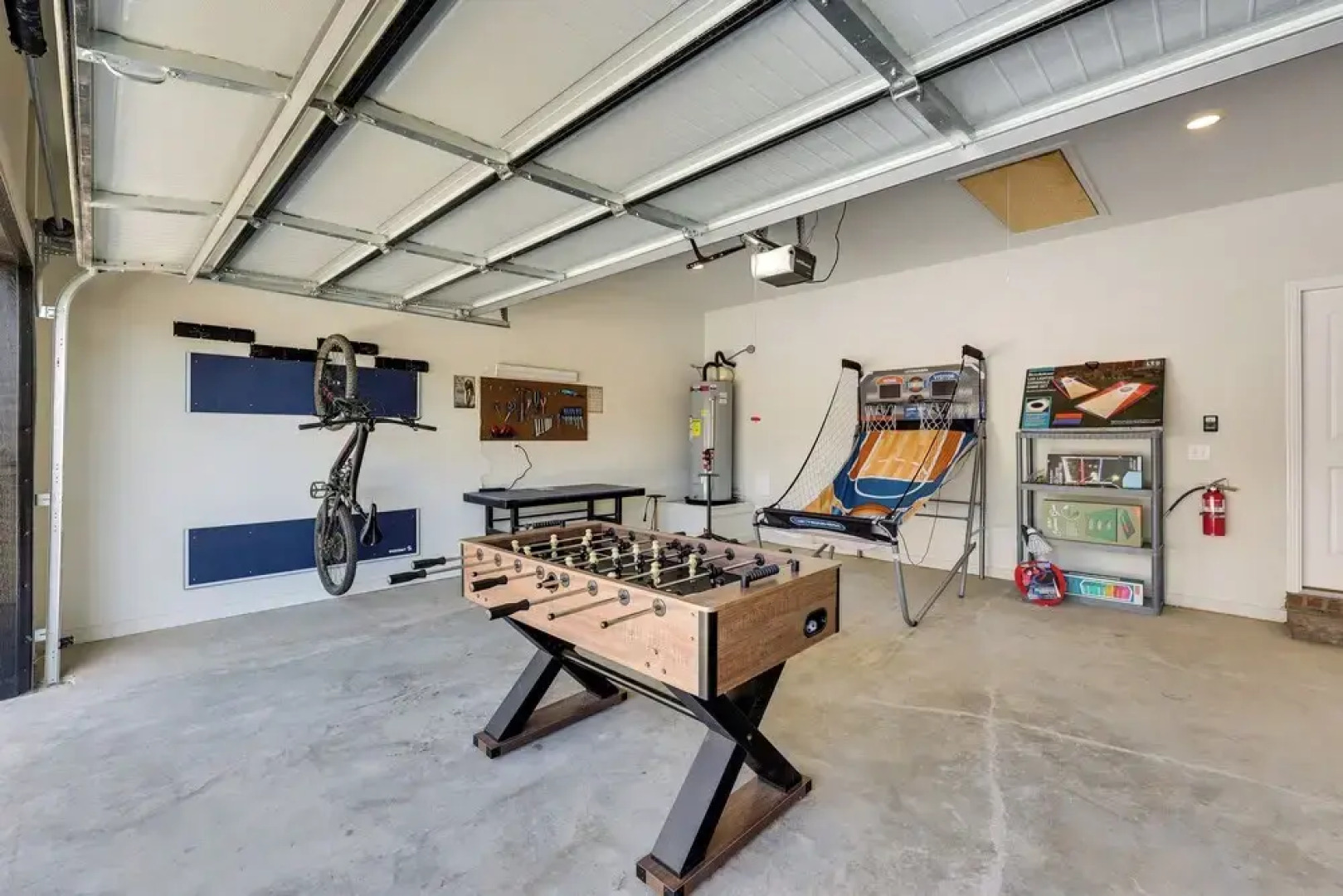 Biking Haven: Charming Bella Vista Home w/ Games!