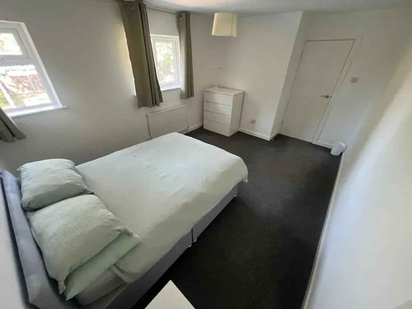 3 Bedroom House - Sleeps 6 & Free Parking