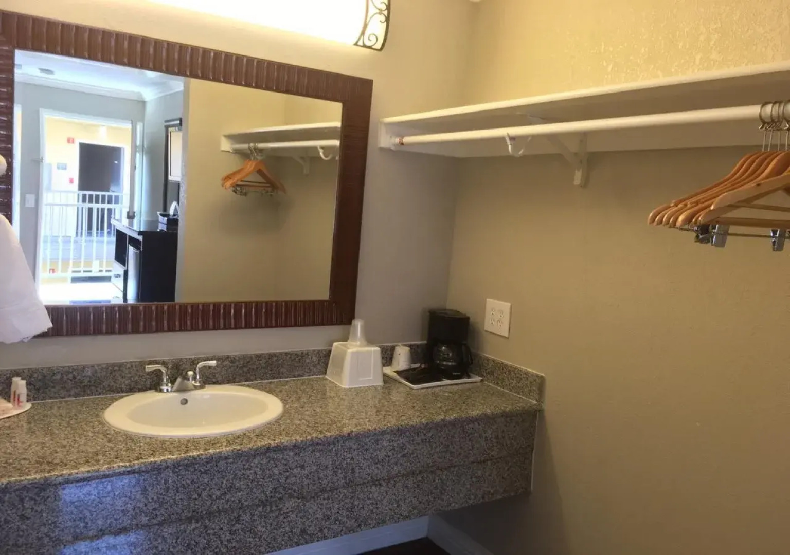 Elev8 Hotel Los Angeles LAX