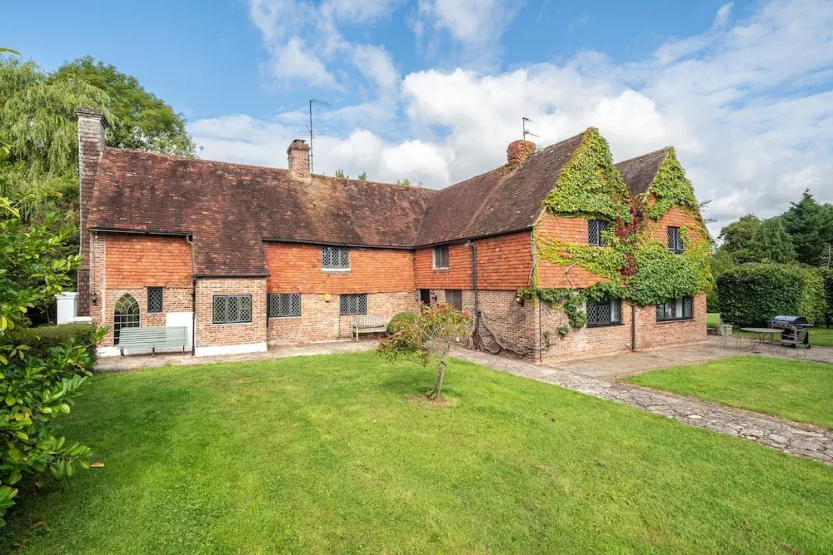 Gildridge Estat Large Group Tennis Court