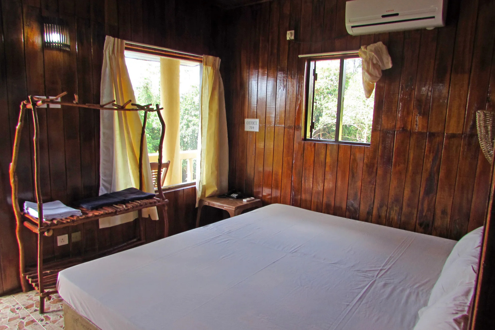 Shiny Lakeside Resort