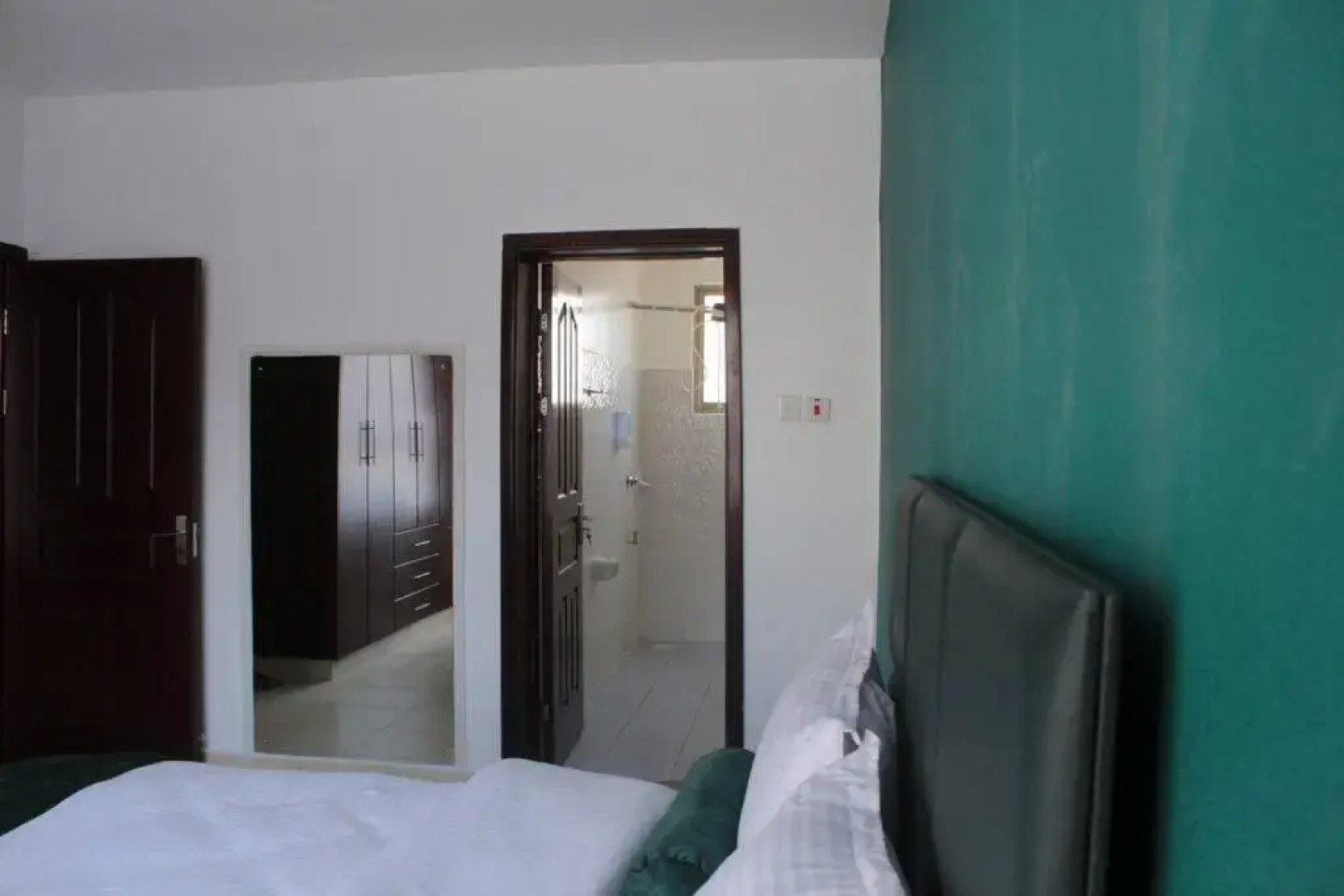 Lovely Emerald Green 3-Bedroom Apartment