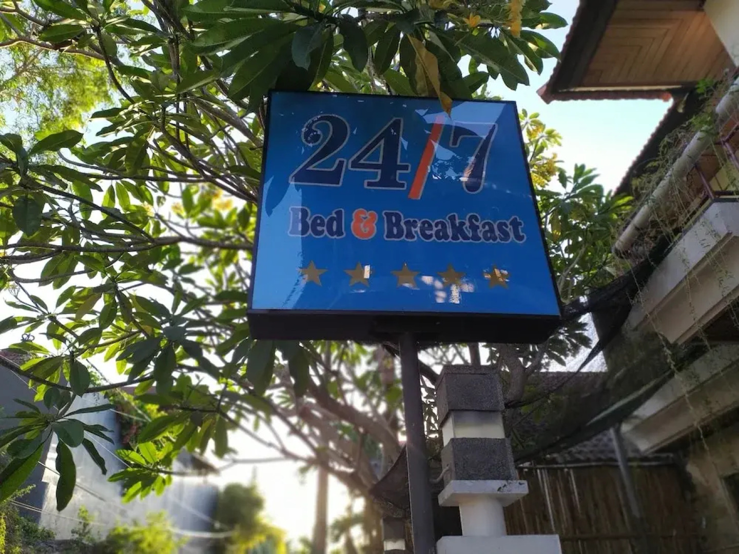 24/7 Bed & Breakfast