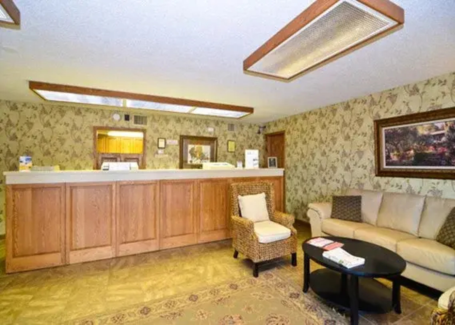 Econo Lodge Inn & Suites Salina