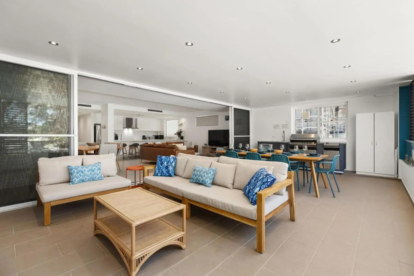 Large Outdoor Entertaining with Outdoor Kitchen and a 2 Minute Walk to Huskisson Beach