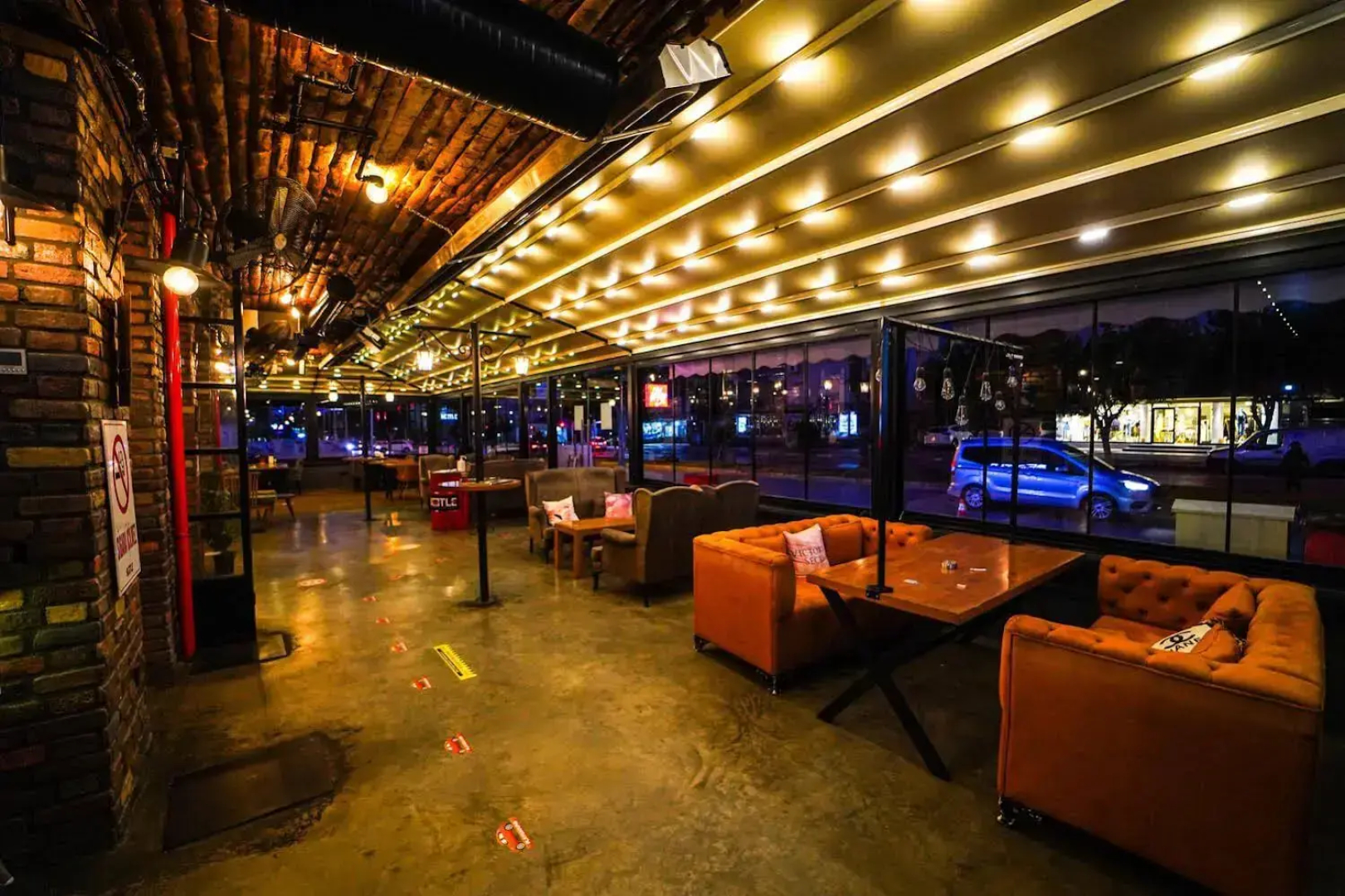 Voswos Garage Coffee & Hotel