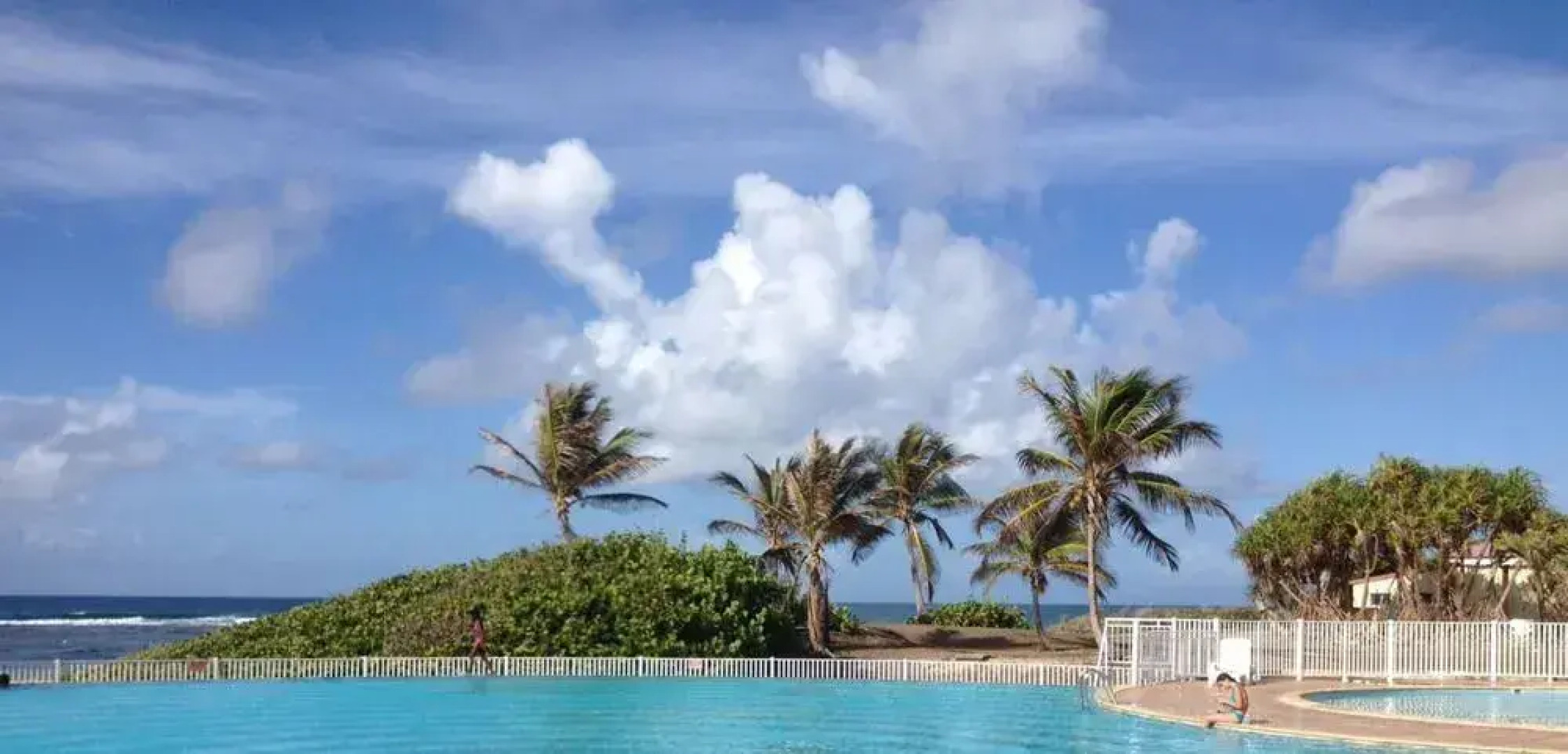 Ti. Maanga vue mer et pieds dans l'eau