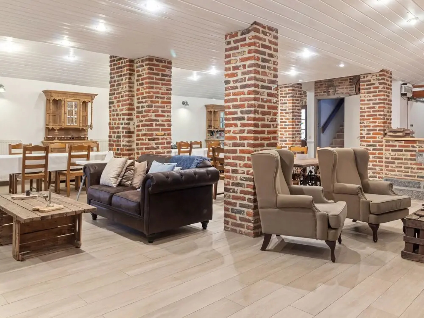 Beautifully Renovated Farmhouse for Groups, With Indoor Pool and Sauna