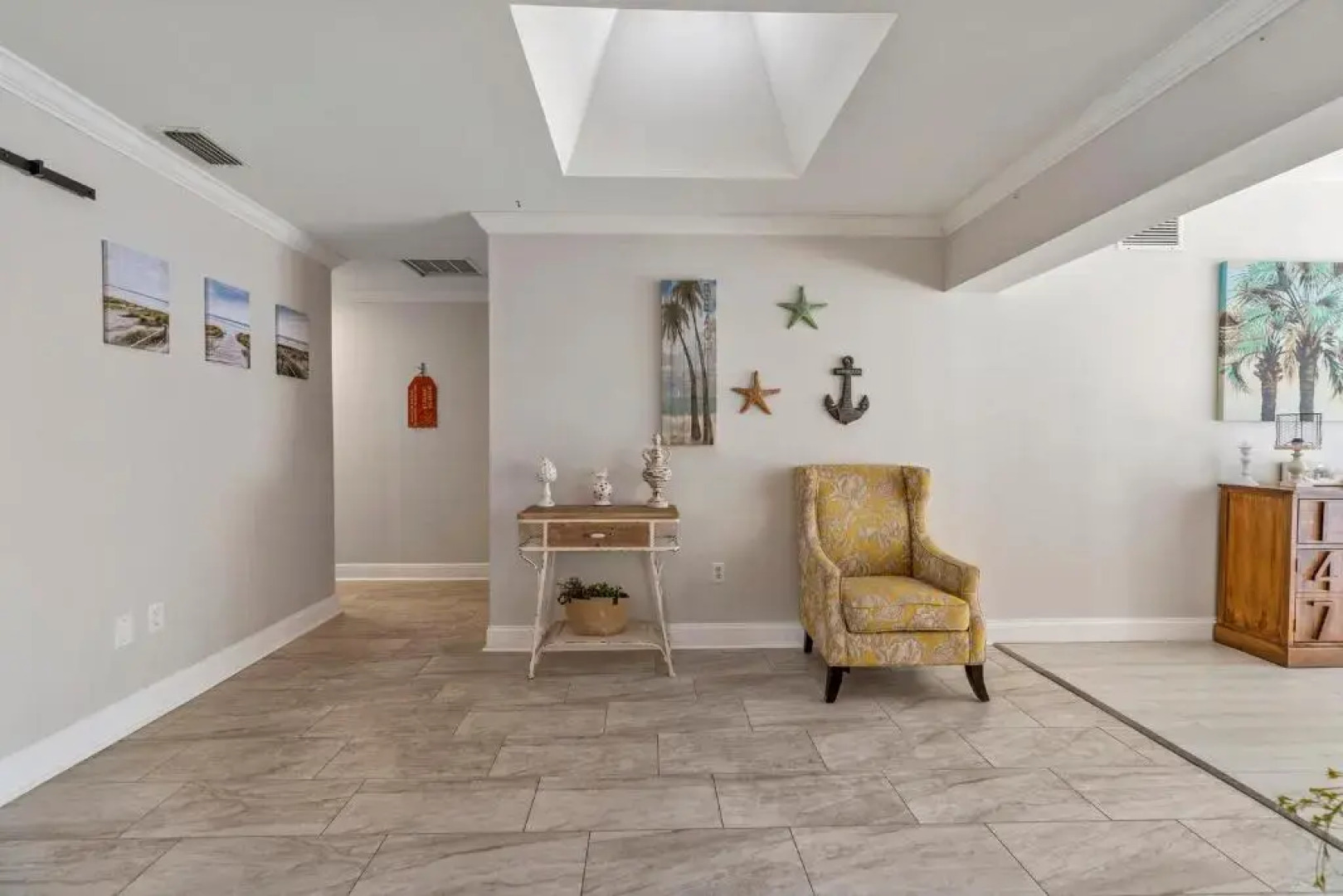 Beautiful home- Private getaway-Heated Pool/Hottub