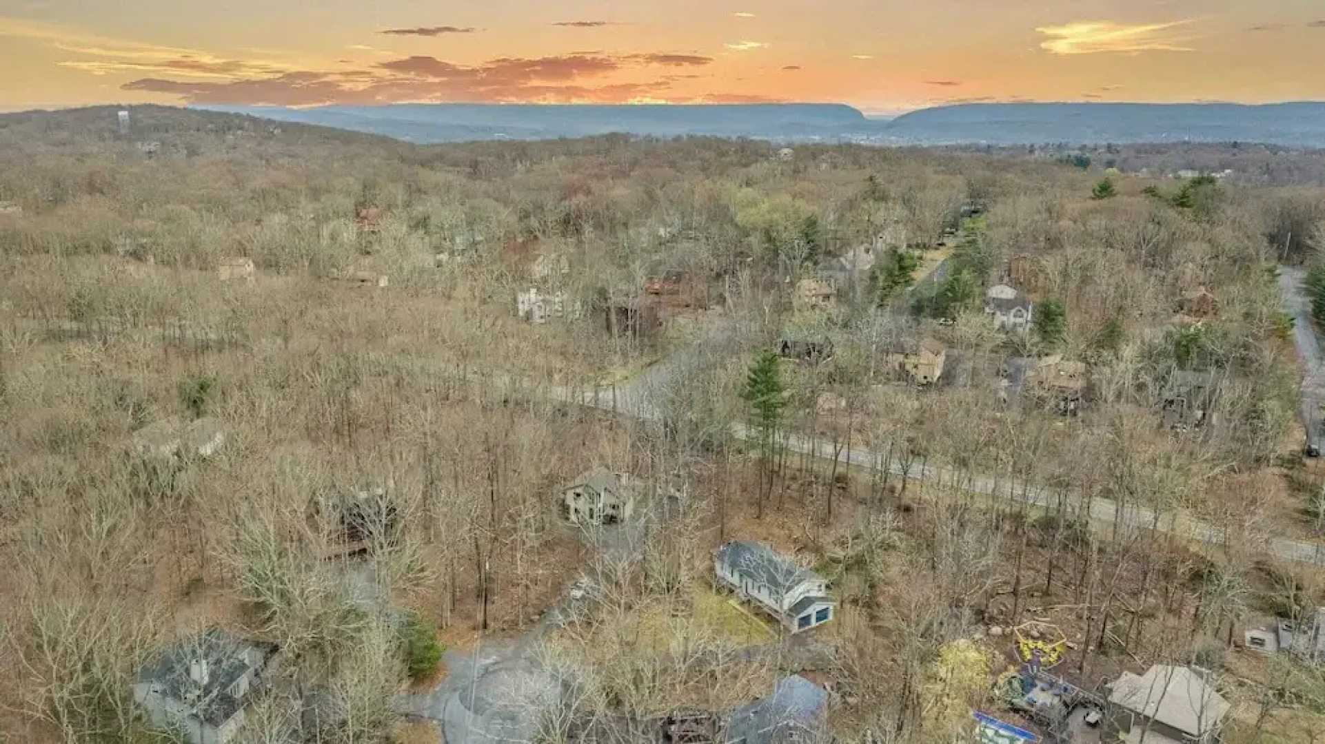 Stylish Renovated Home Open Layout, Coffee Bar + Near Hiking & Waterfalls