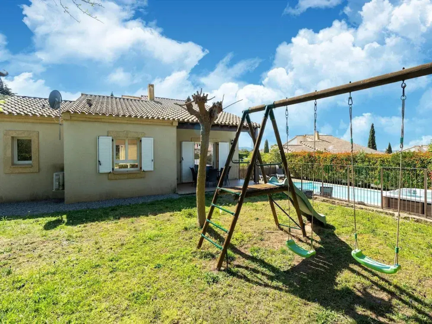 Villa in Montbrun With Pool and Mountain Views
