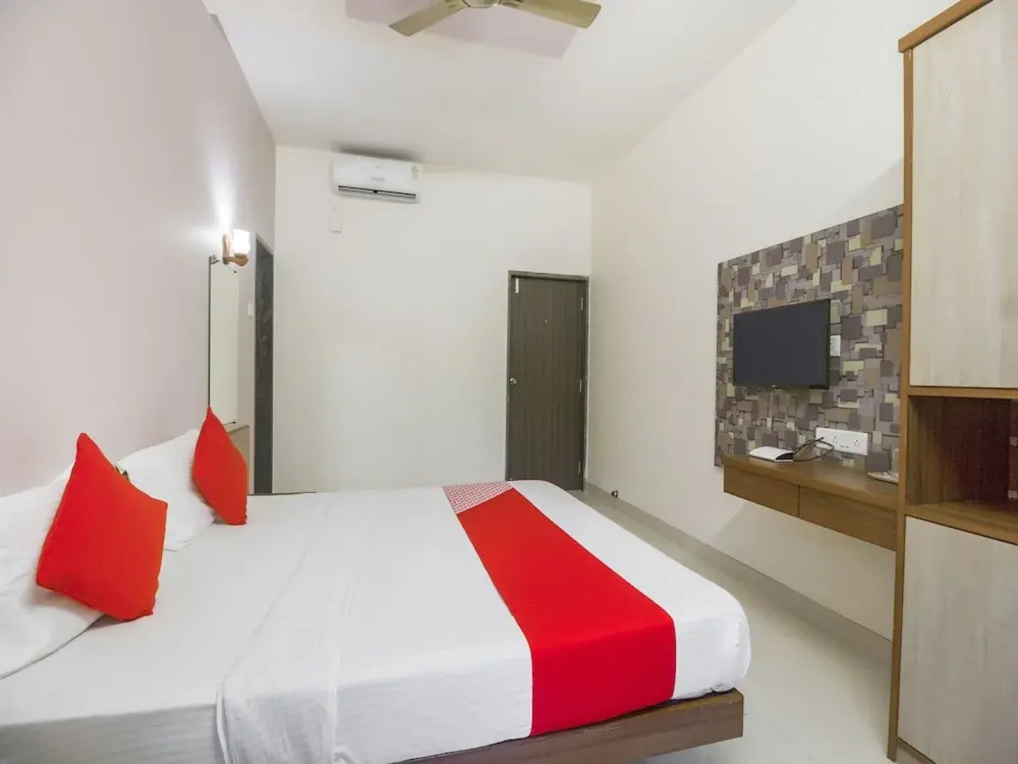 OYO 15553 Evergreen Holiday Home