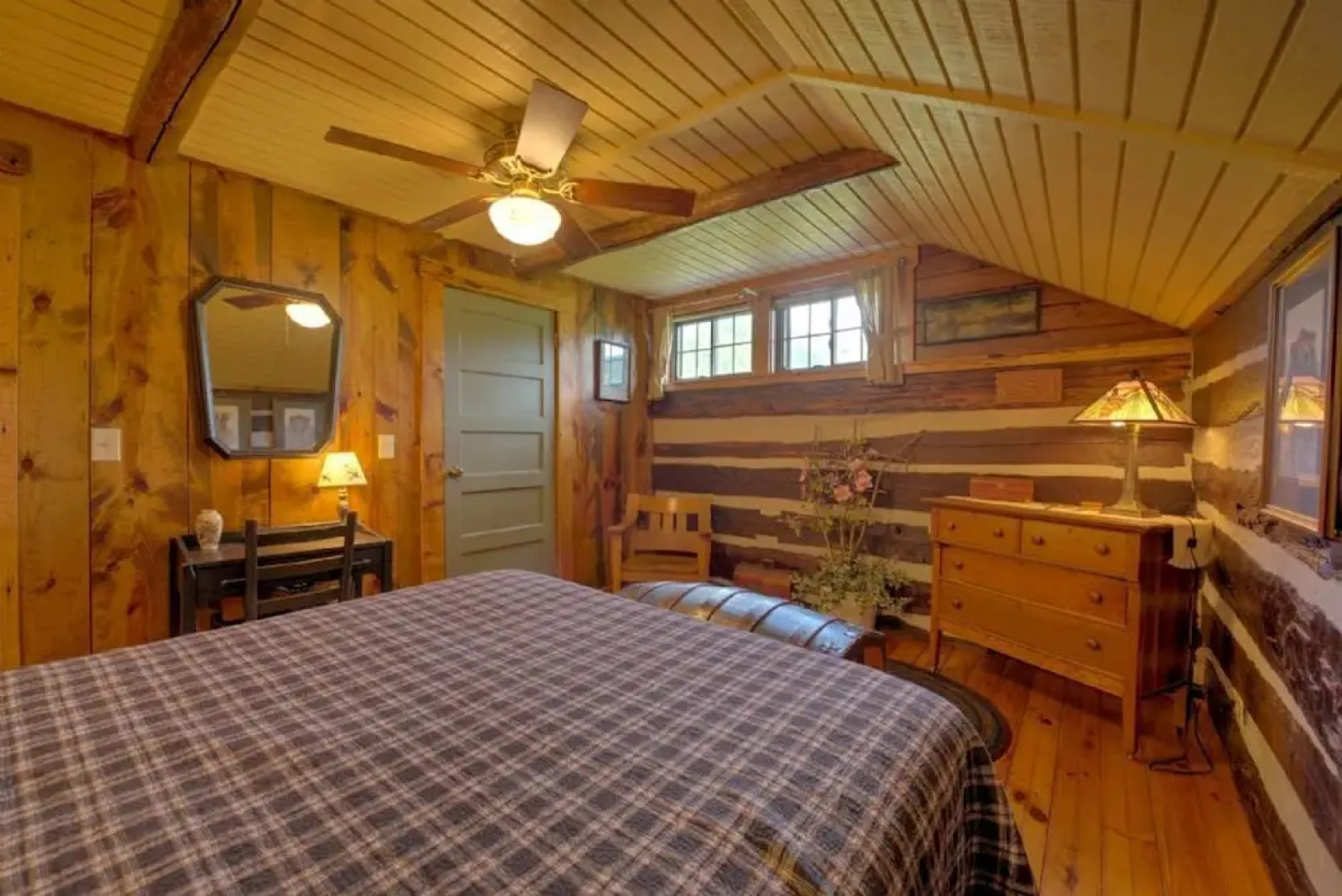 Lone Pine Lodge - 2 Br Cabin