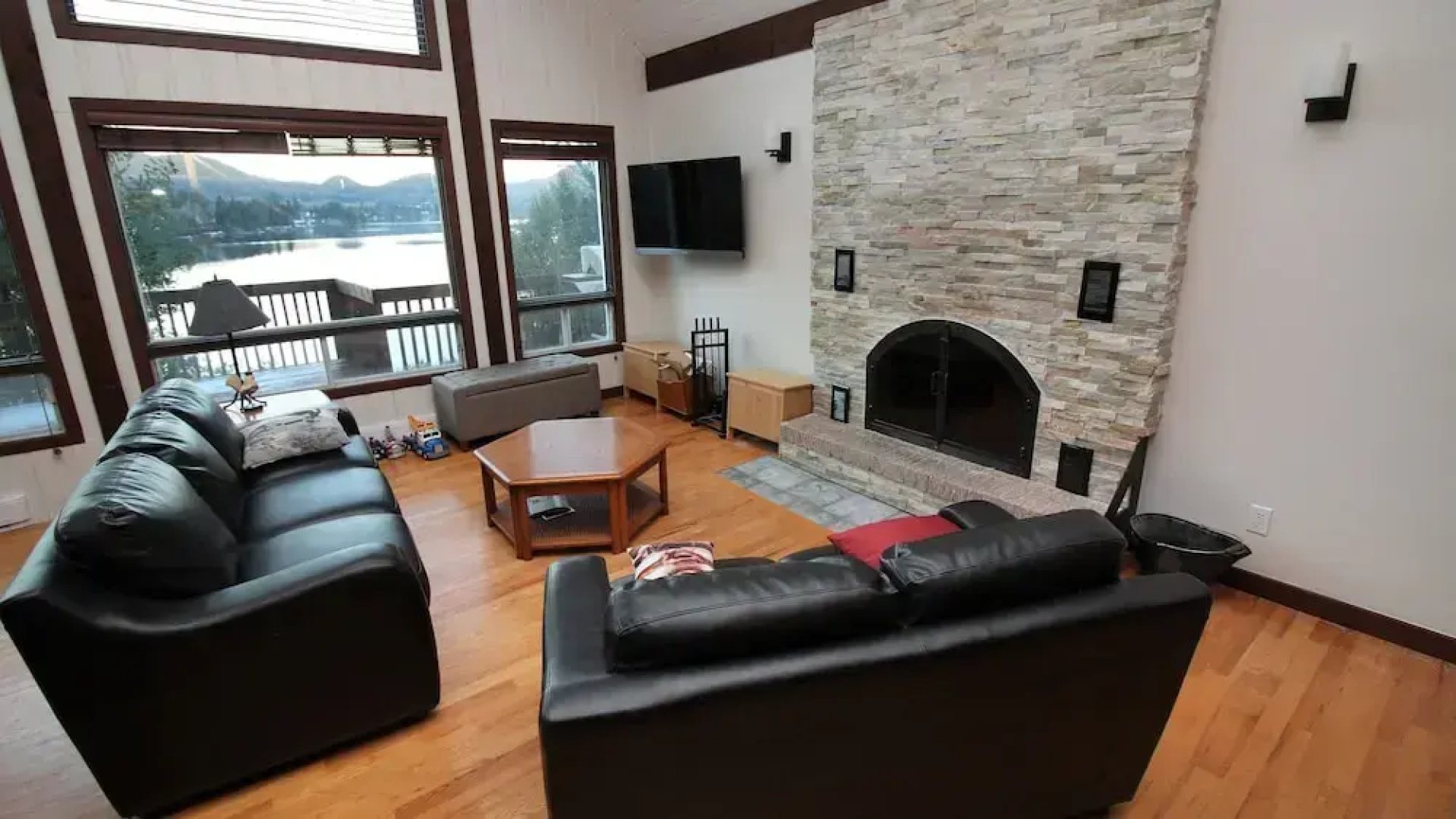Duhamel Rock Cliff 3-Bedroom Waterfront Chalet