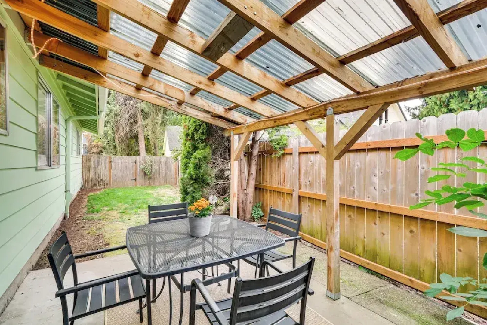 Pet-friendly Gem w/ Ping-pong Table in Oregon!