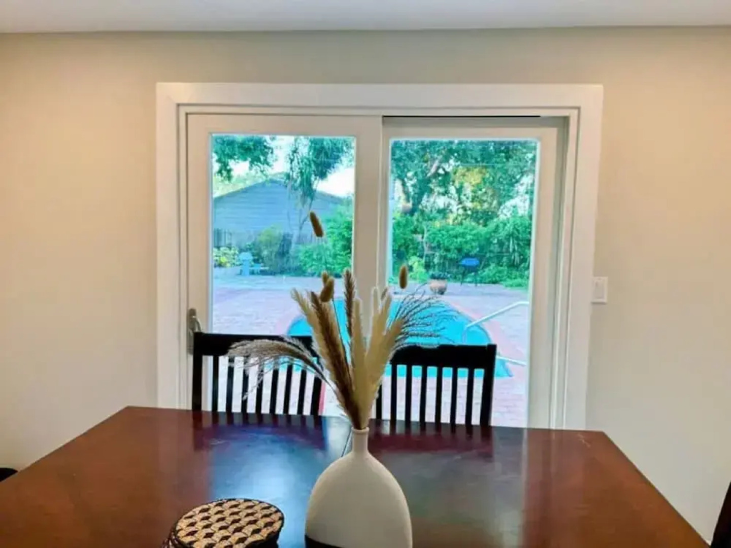 Fresh Renovated Pool Home w 5 Bedrooms Near Beach