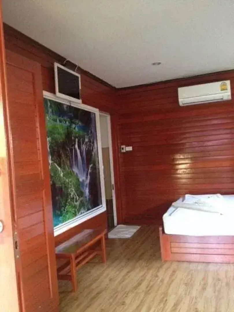 Floating Island Seafood & Resort