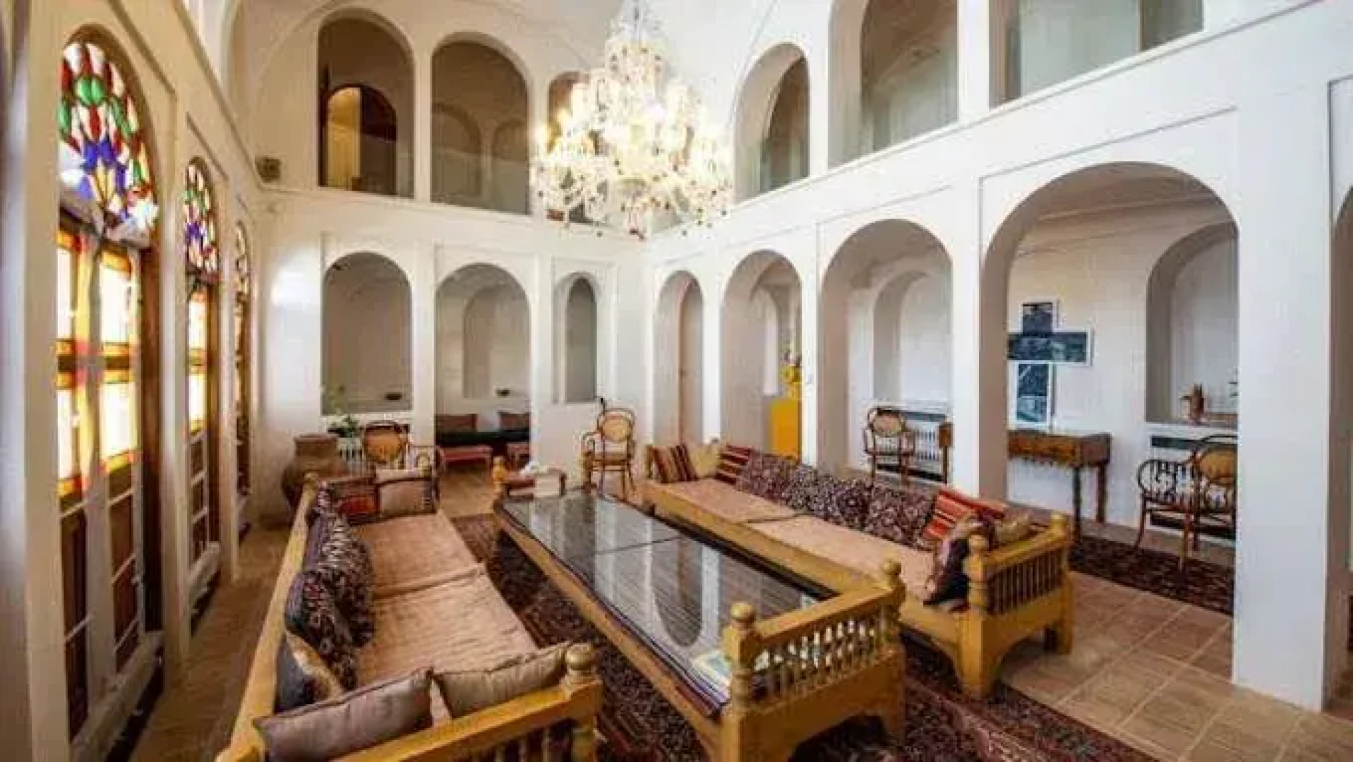 Manouchehri Traditional House And Hotel