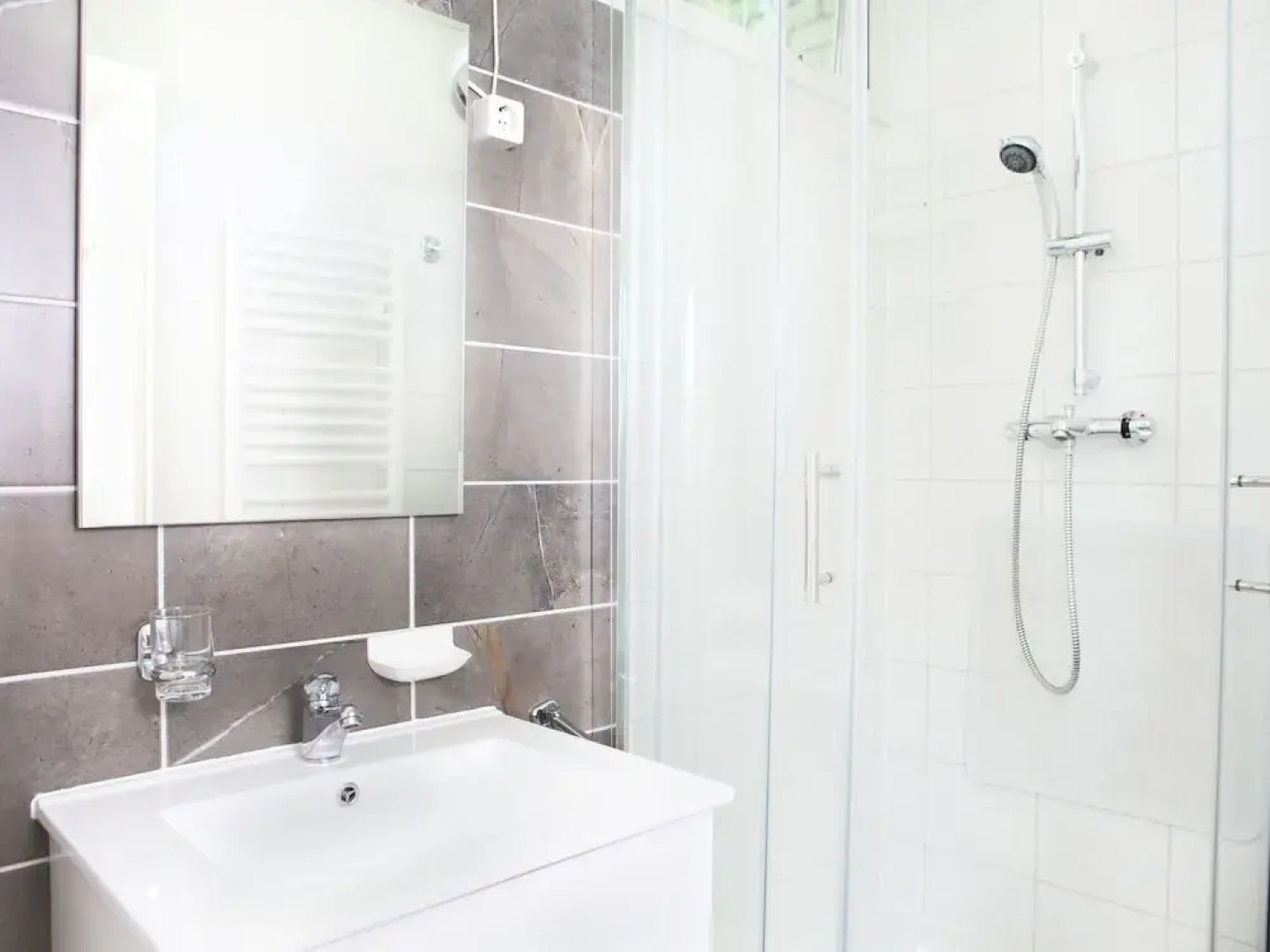 Comfortably Furnished Bungalow on Lake Veere