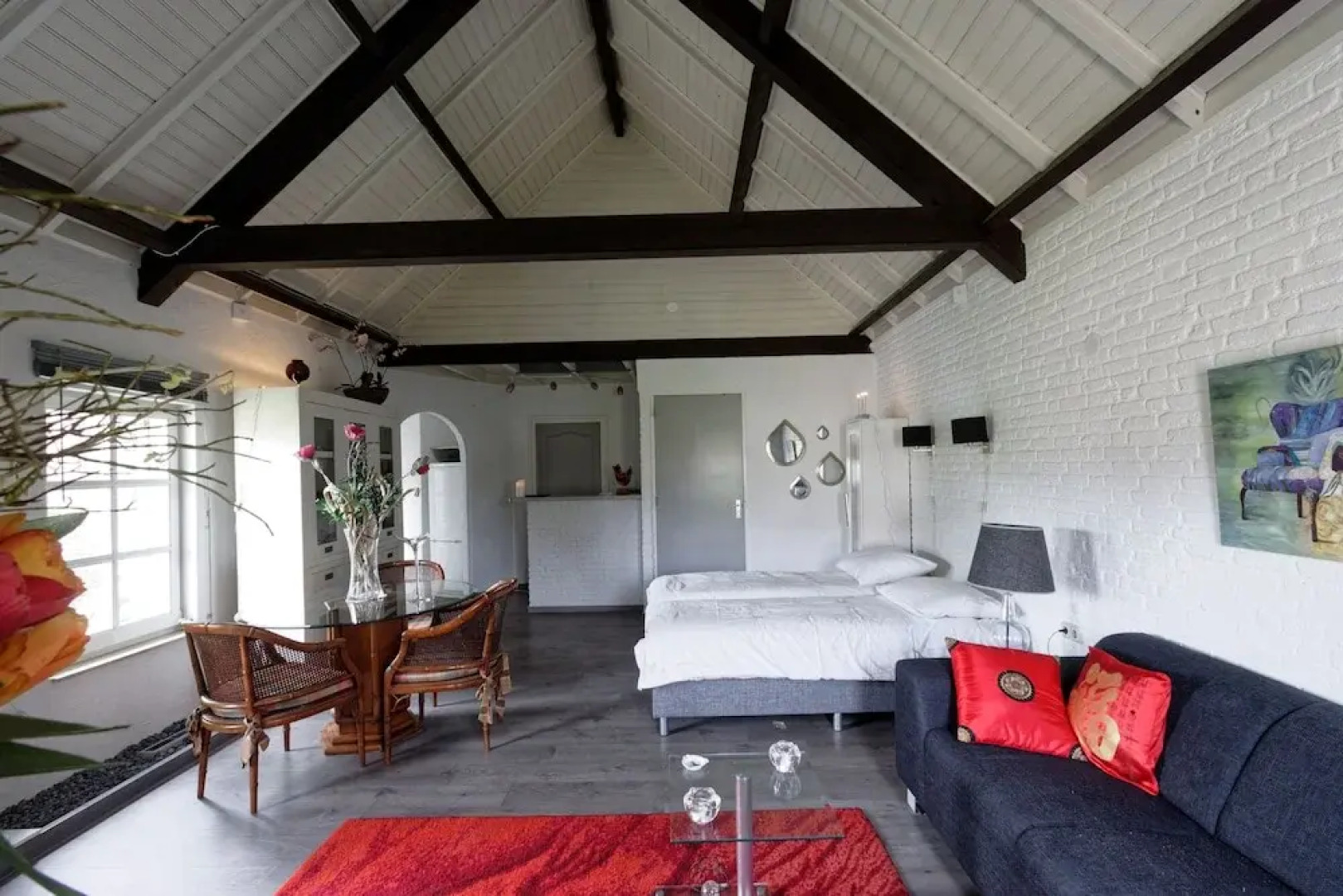 Room-room to Rent With own Entrance, liv