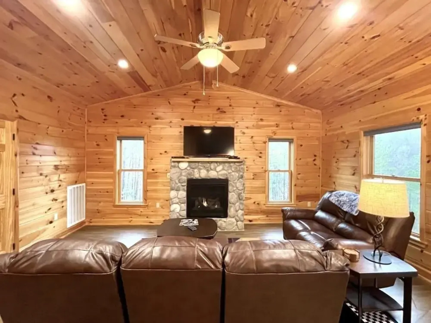 Charming, pet friendly cabin, perfect for fishing, family, hiking and R&R! 2 Bedroom Cabin by RedAwning