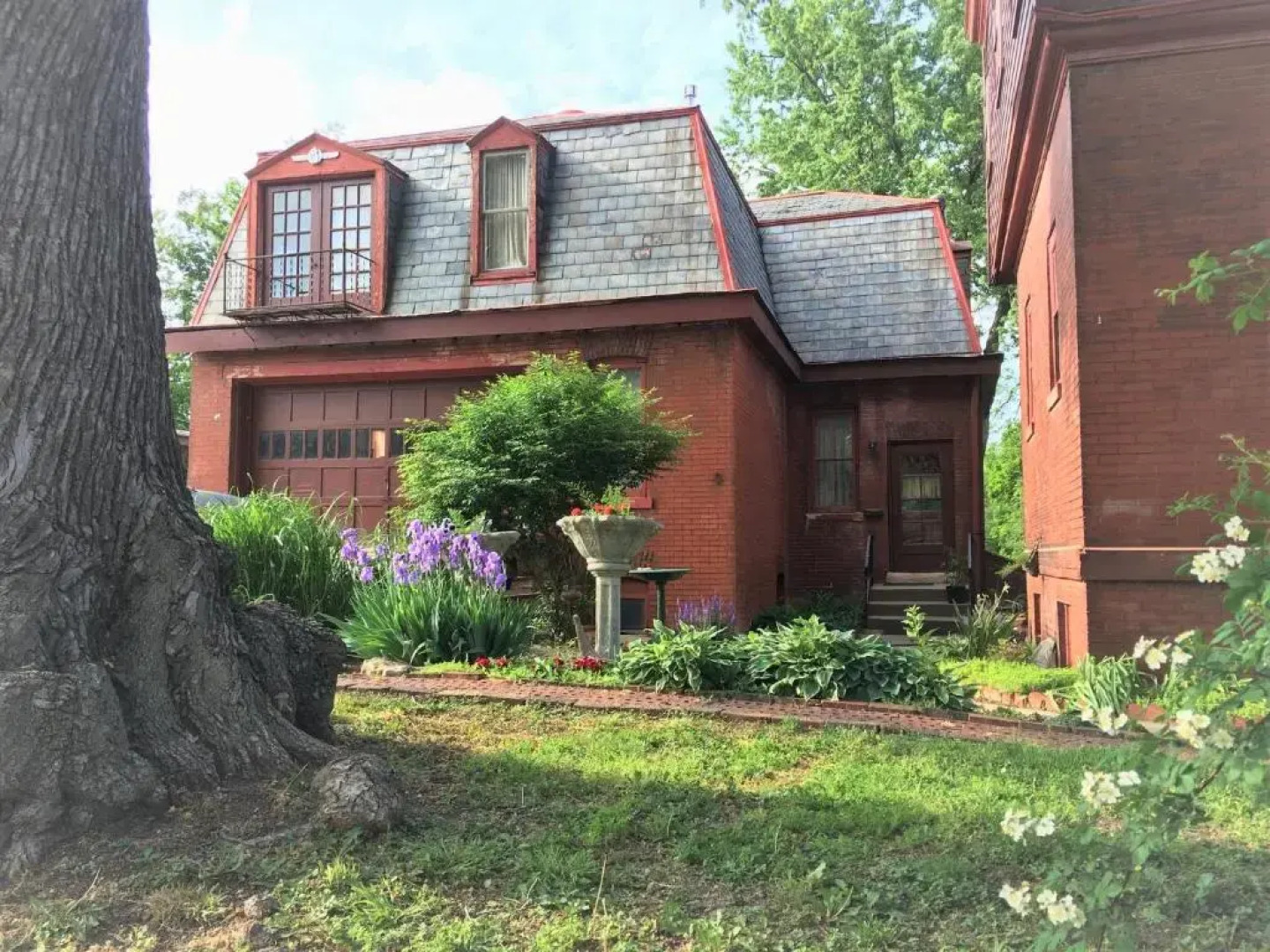 Vineyard Mansion & Carriage House Bed & Breakfast