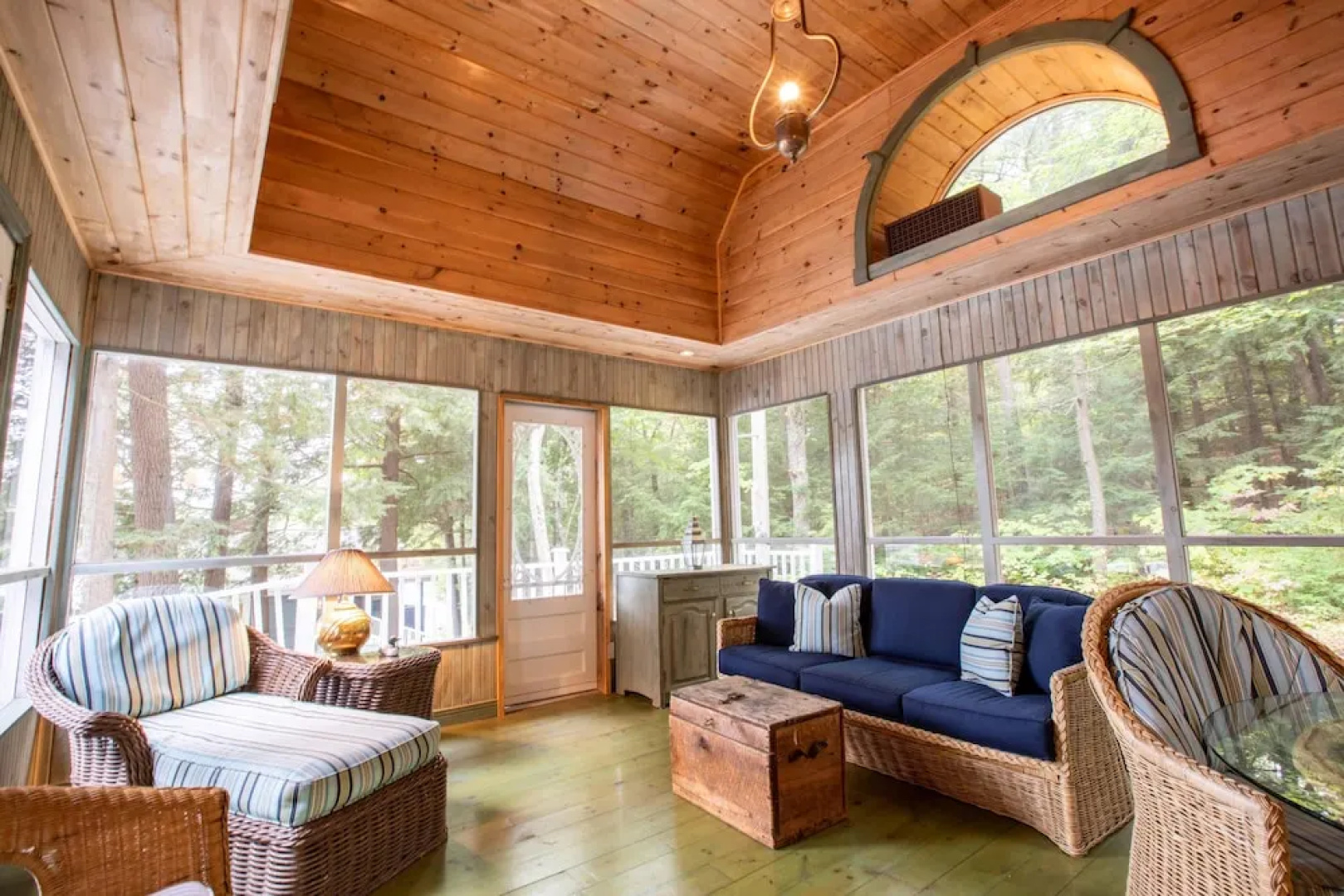Wildflower Cottage A Fantastic boat access family cottage with a spectacular 500' of waterfront!