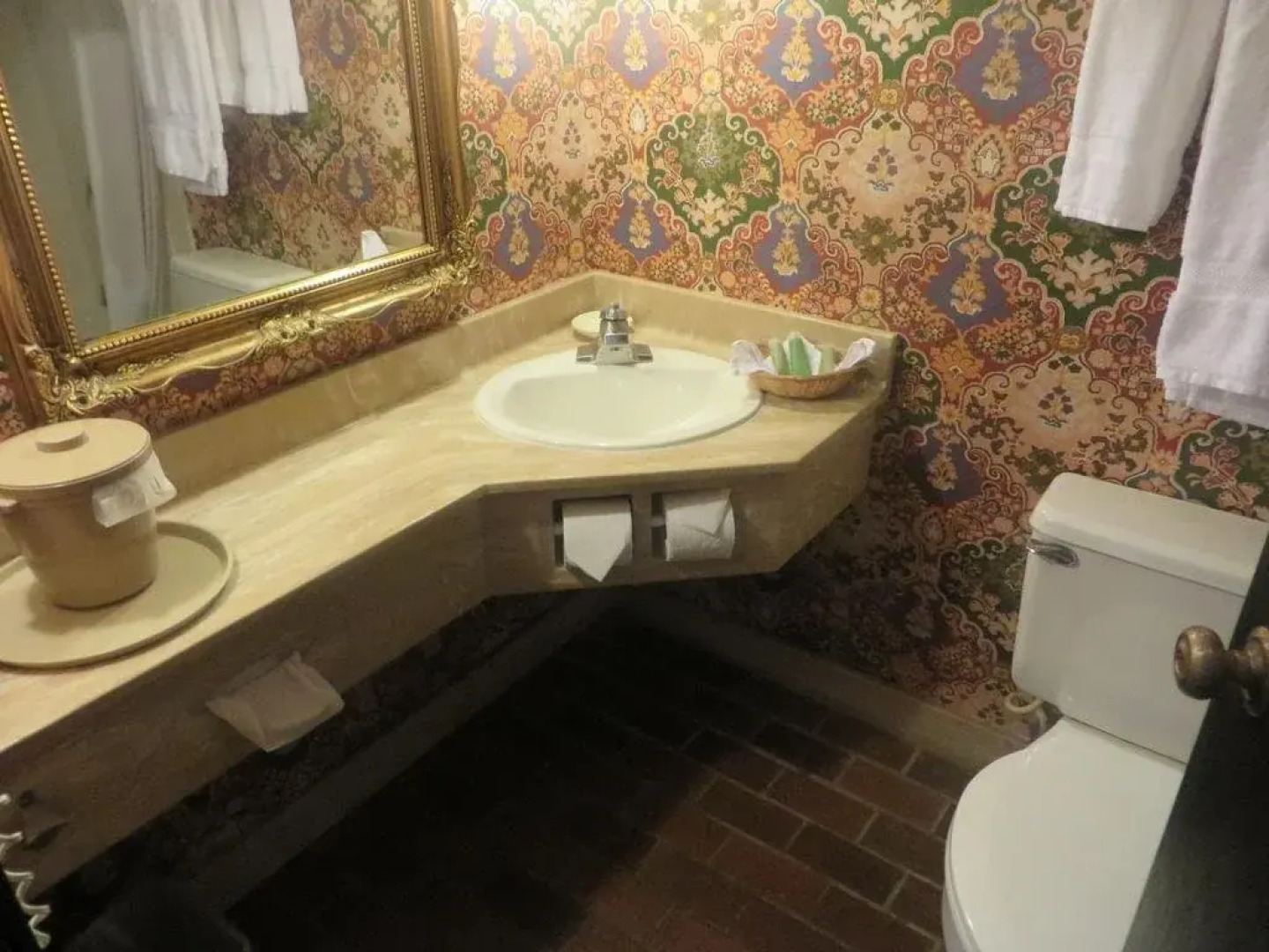 Urbana Landmark Hotel