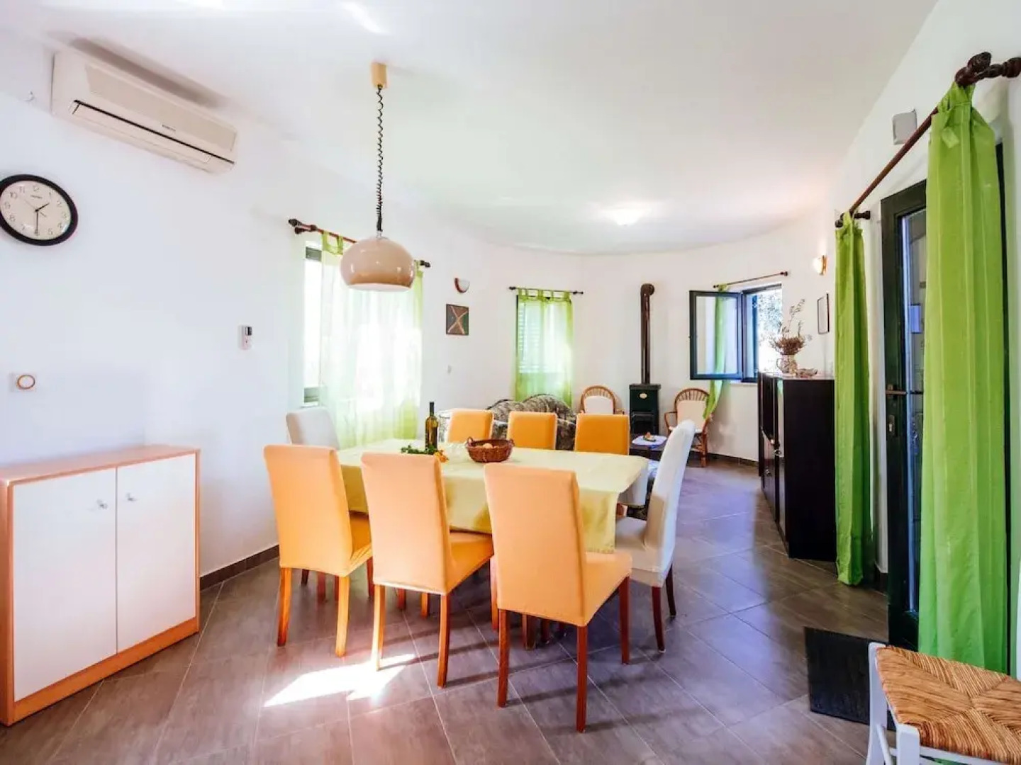 Beautiful Holiday Home in Mali Iz With Pool