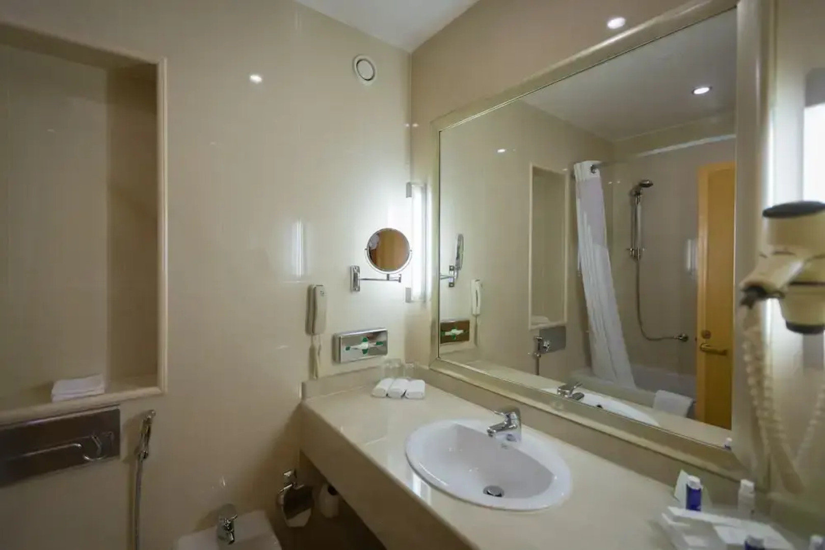 Hotel Holiday Inn Radhwa