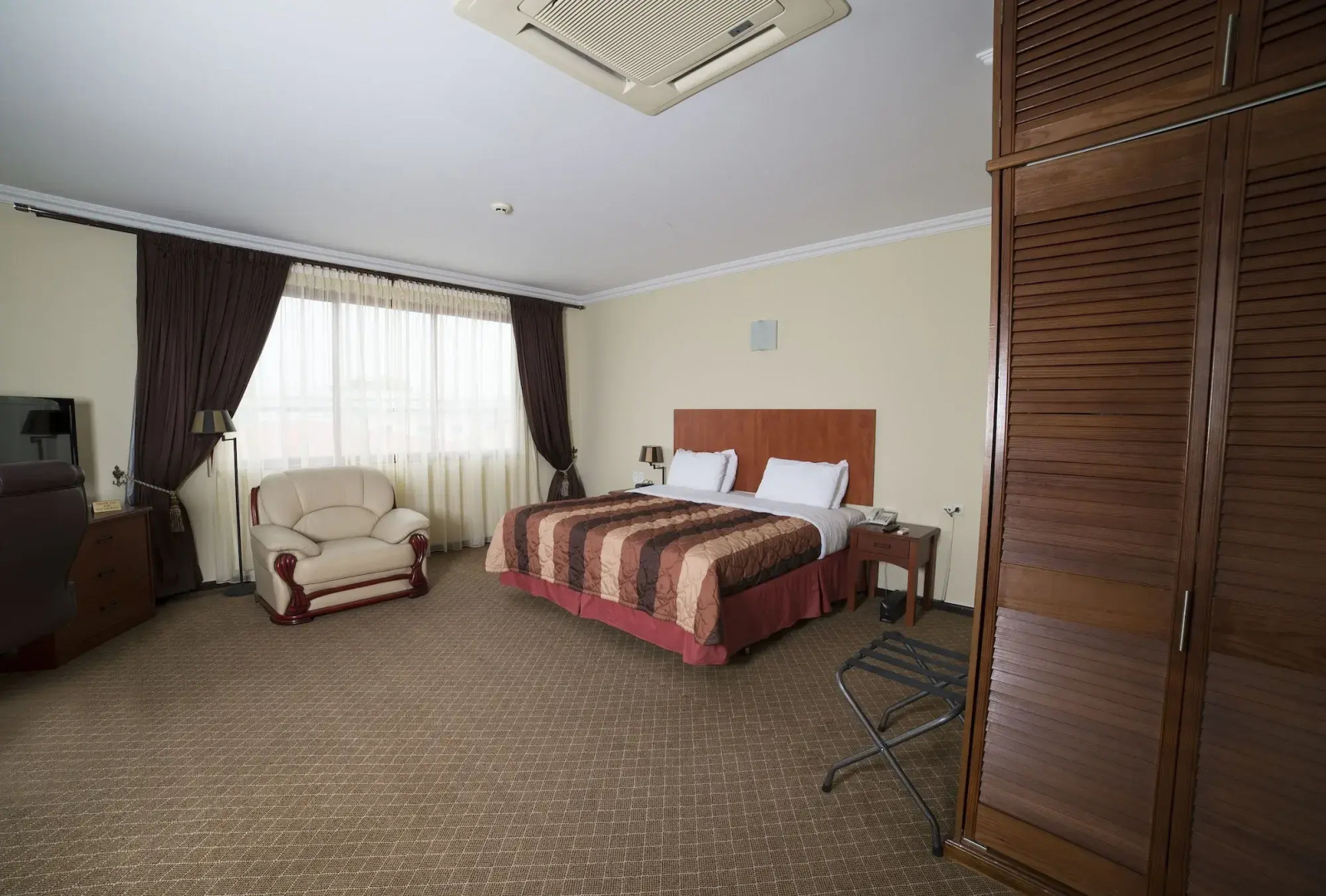 Hotel Elegance N.V.