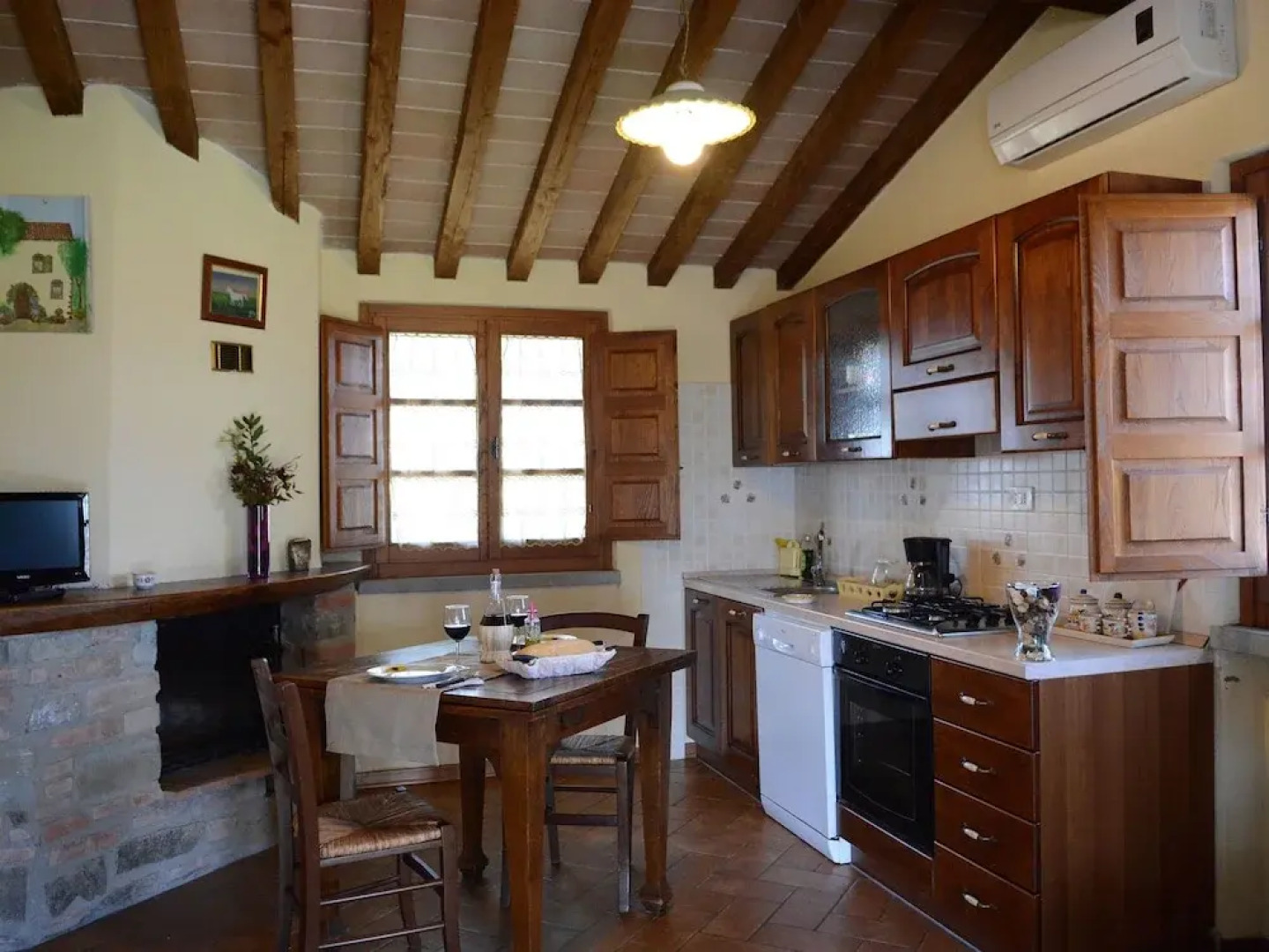 Cozy Holiday Home in Castiglion Fiorentino with Jacuzzi